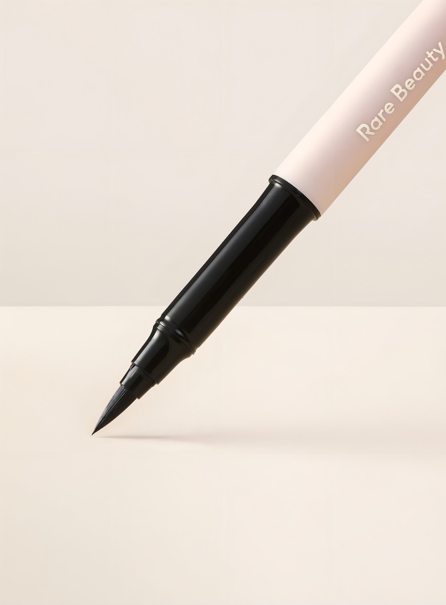 Rare Beauty Delineador Perfect Strokes Matte Liquid Liner Negro - Image 2