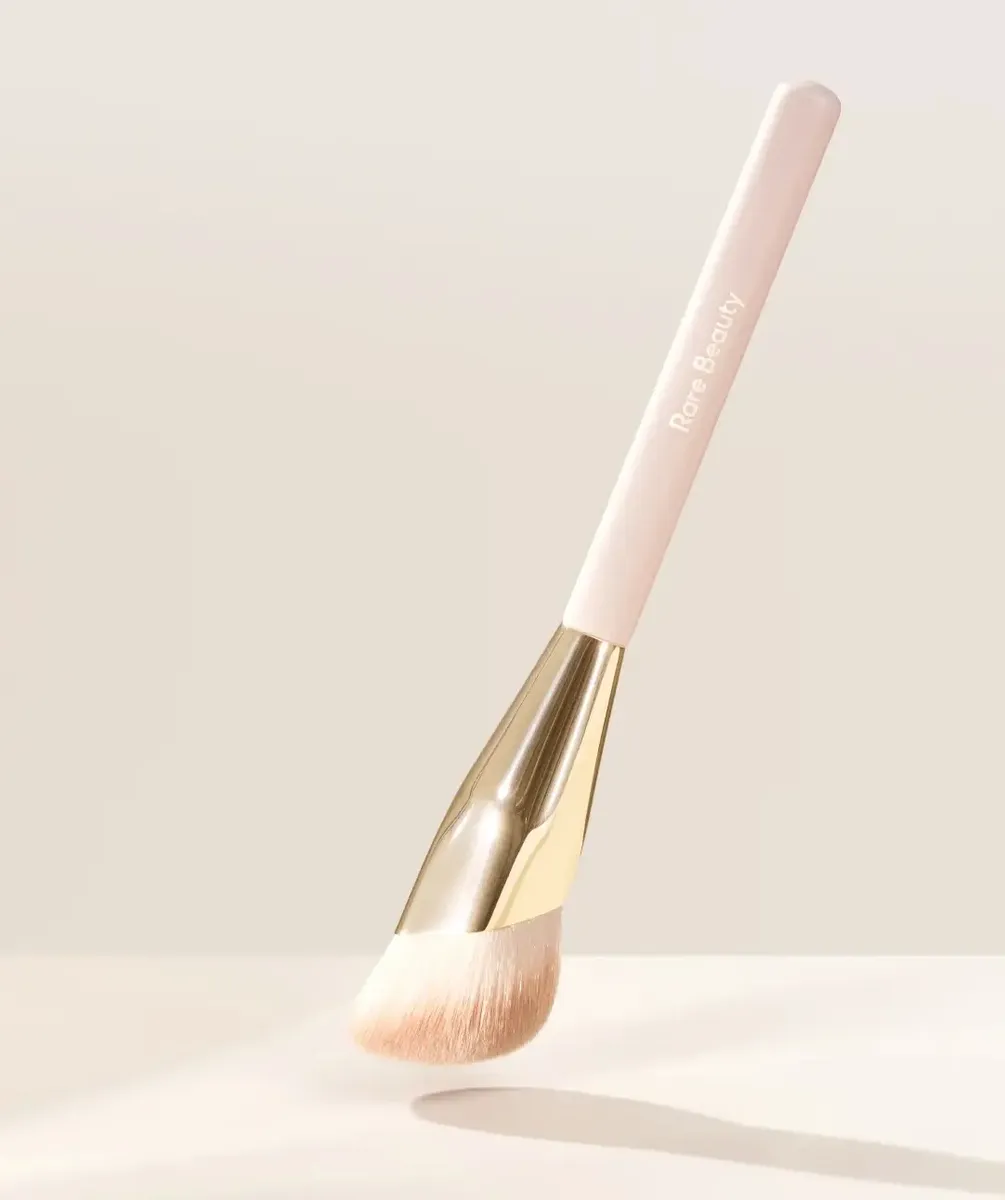 Rare Beauty Liquid Touch Foundation Brush - Imagen 2