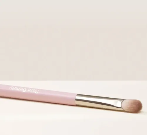 Rare Beauty Brocha Stay Vulnerable All-over Eyeshadow Brush - Imagen 2
