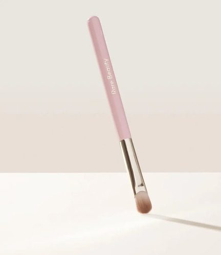 Rare Beauty Brocha Stay Vulnerable All-over Eyeshadow Brush - Imagen 3