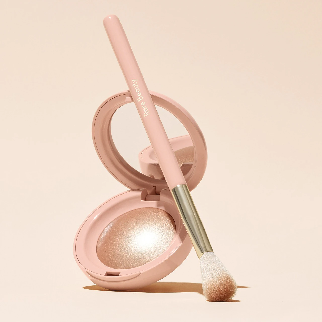 Rare Beauty Positive Light Precision Highlighter brush - Imagen 2
